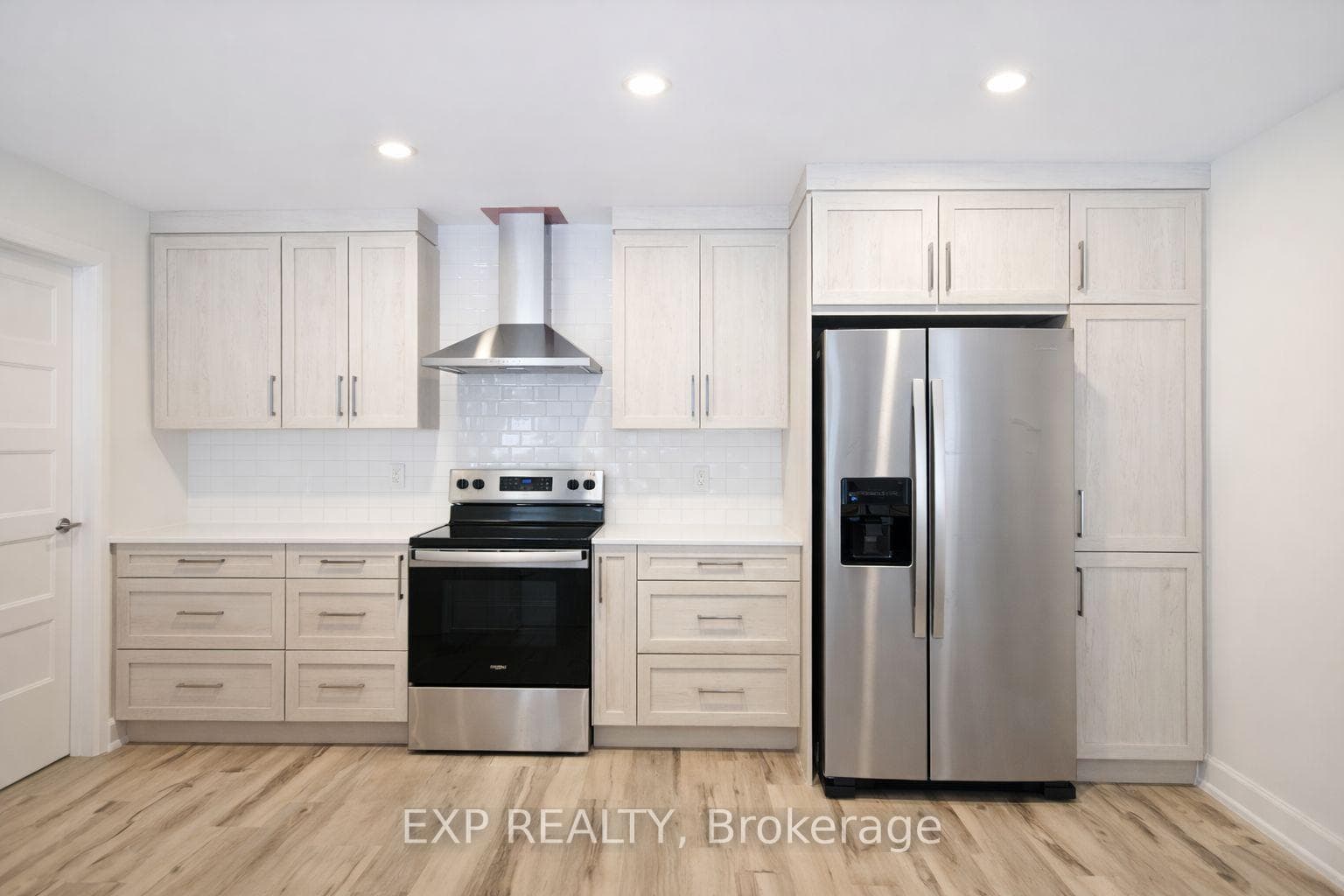 331 Voyageur Place photo 4
