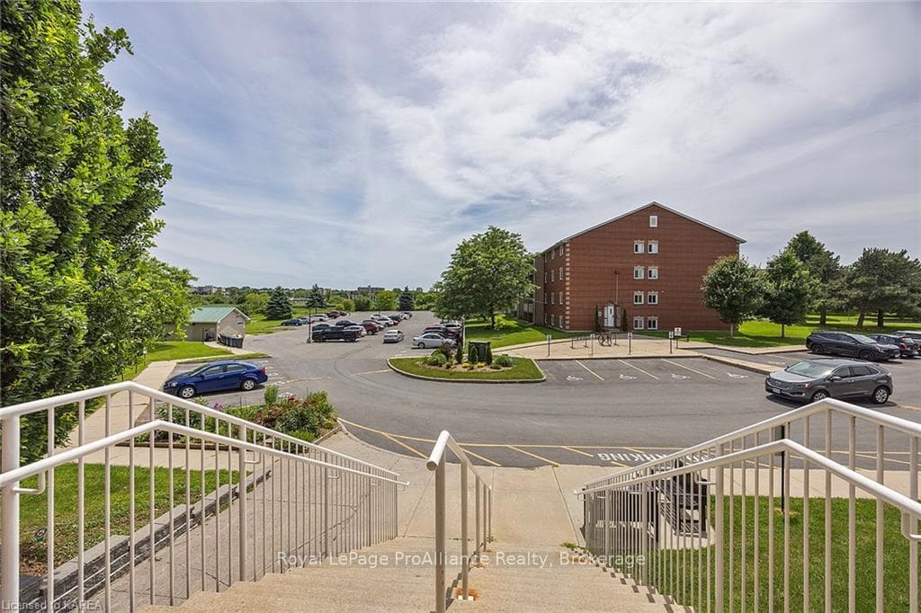 580 ARMSTRONG Road Unit 202 photo 30