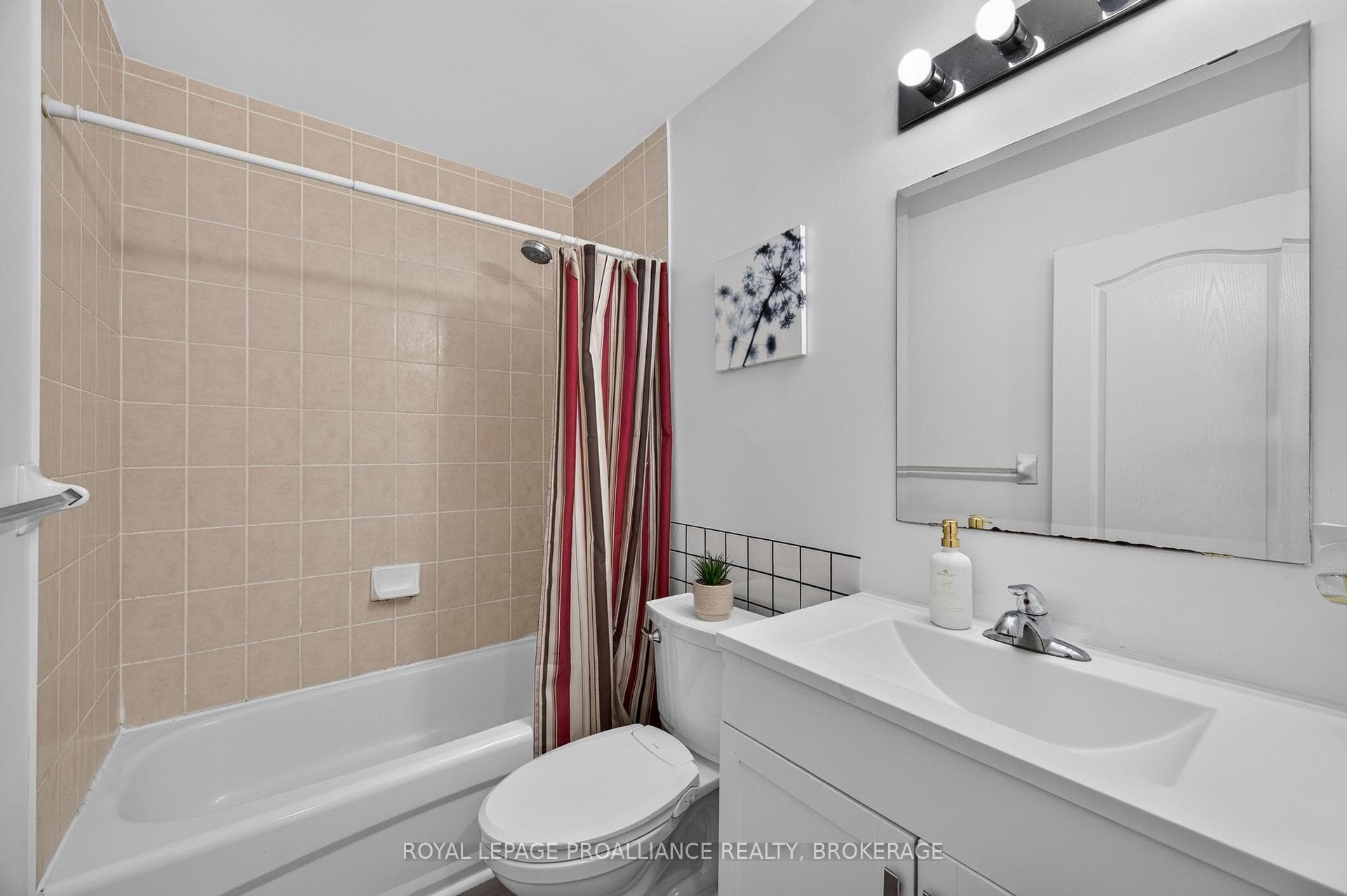 445 Maureen Street photo 19