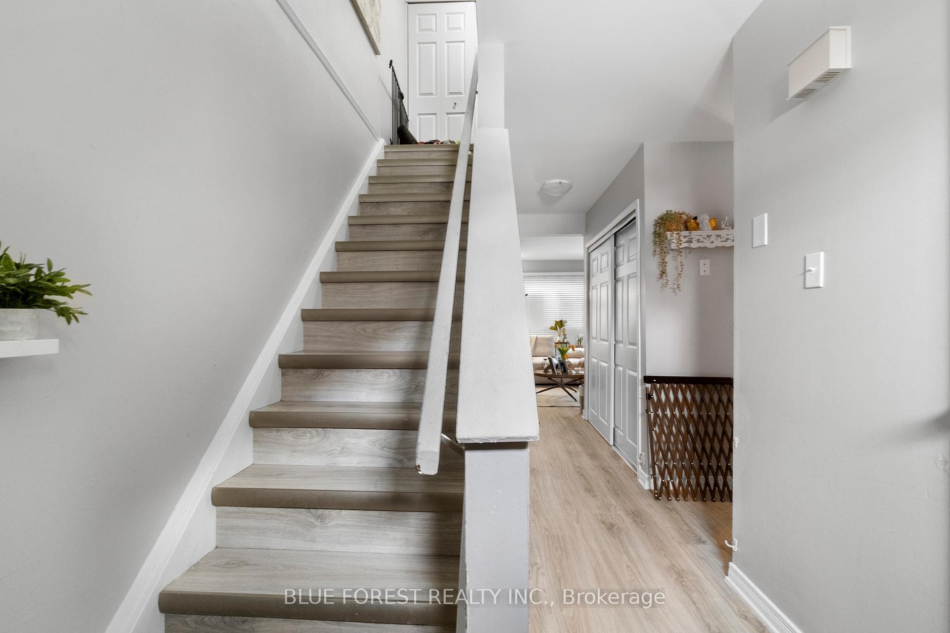 166 Southdale Road Unit 18 photo 3