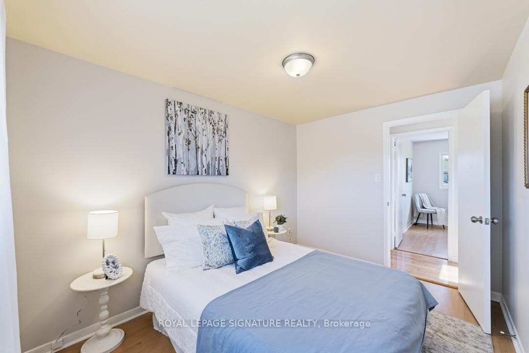 770 Banting Court photo 23
