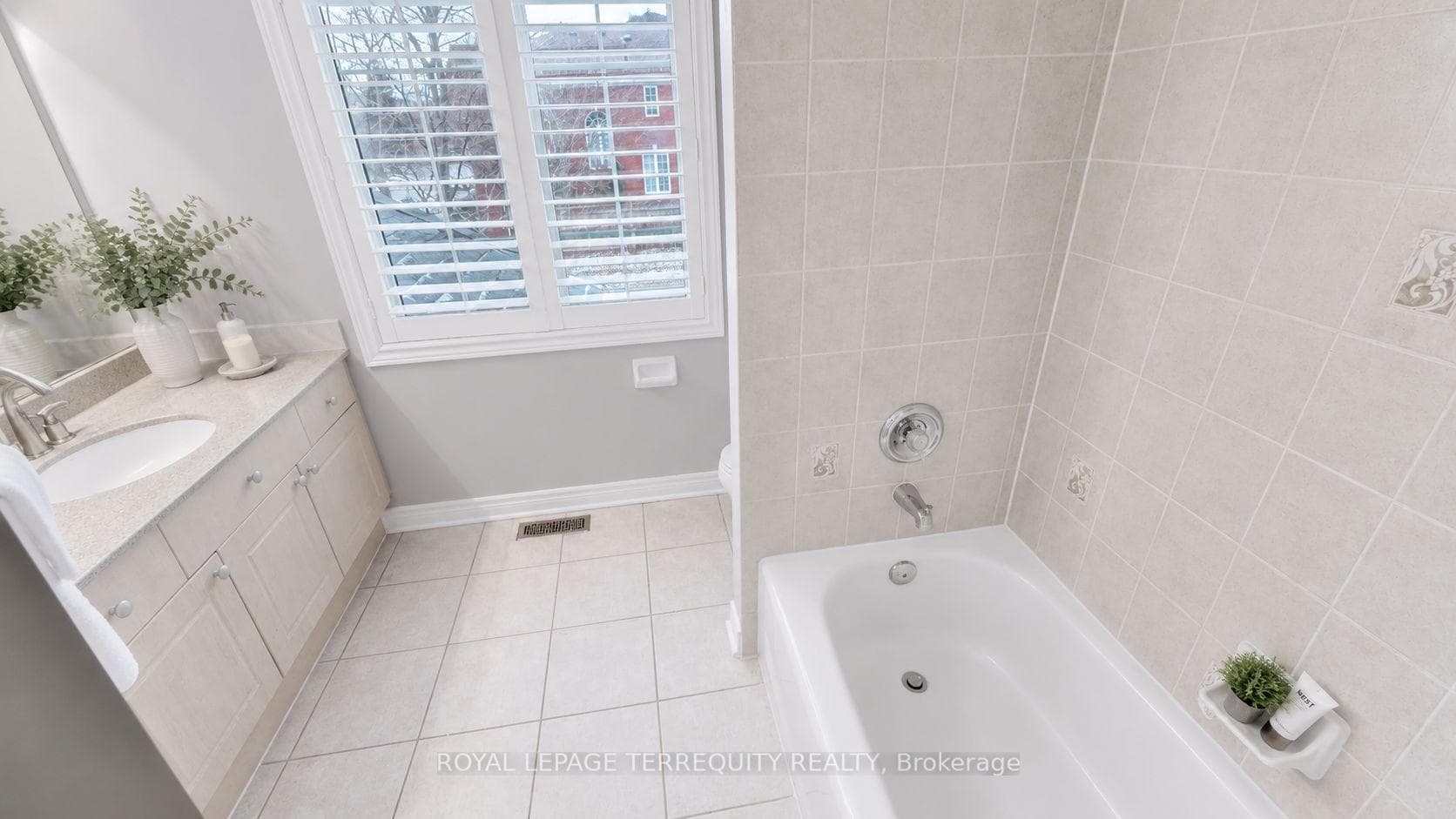 2089 Blackforest Crescent photo 13