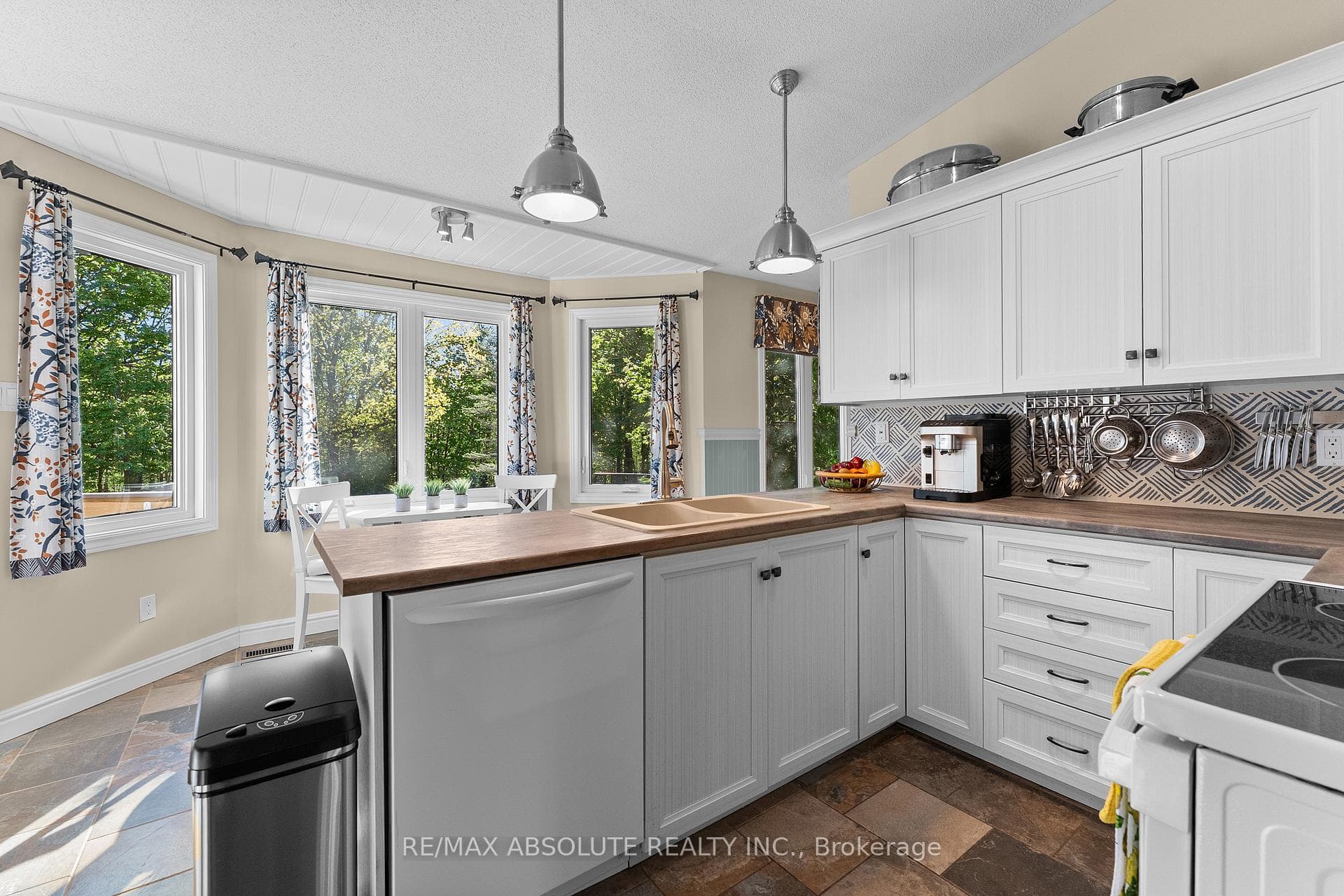 864 Centre Street photo 12