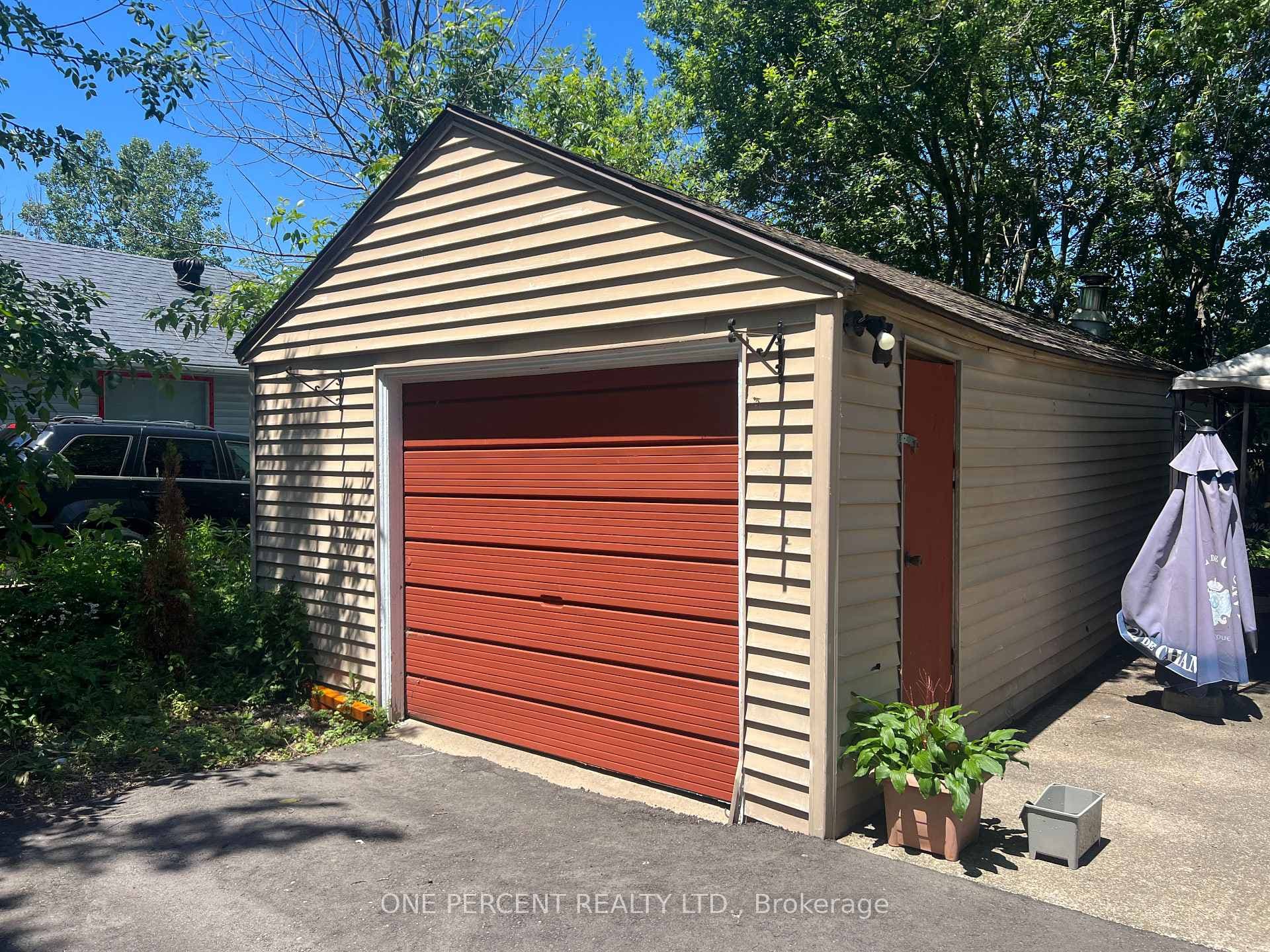 Oversized one car garage