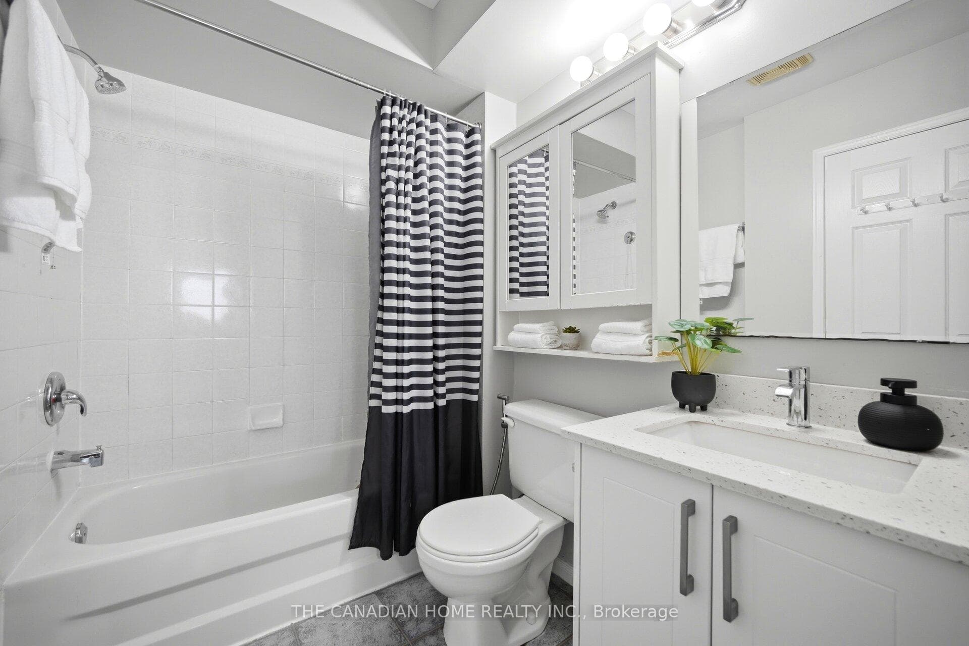 9482 Sheppard Avenue photo 22