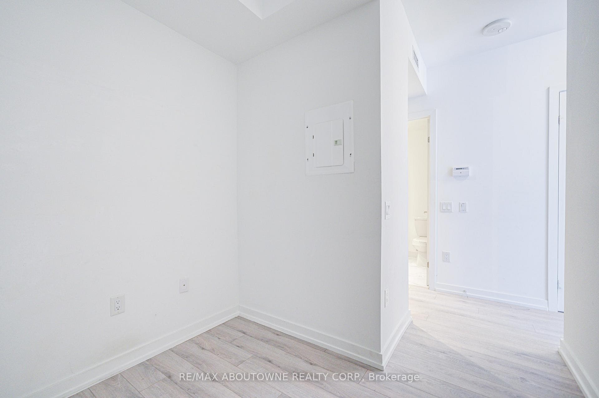 77 Shuter Street Unit 2905 photo 17