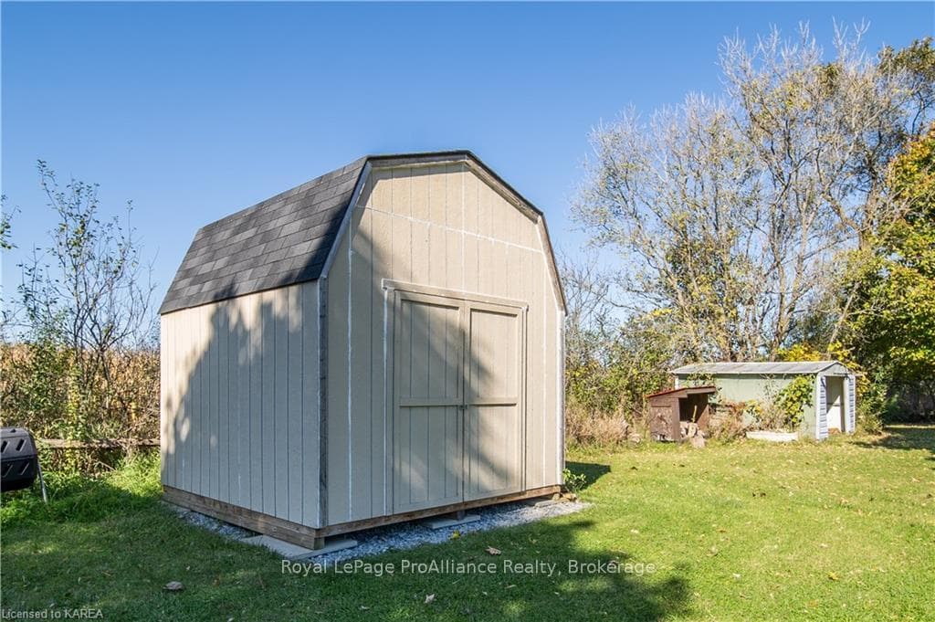 3590 HARROWSMITH Road photo 41