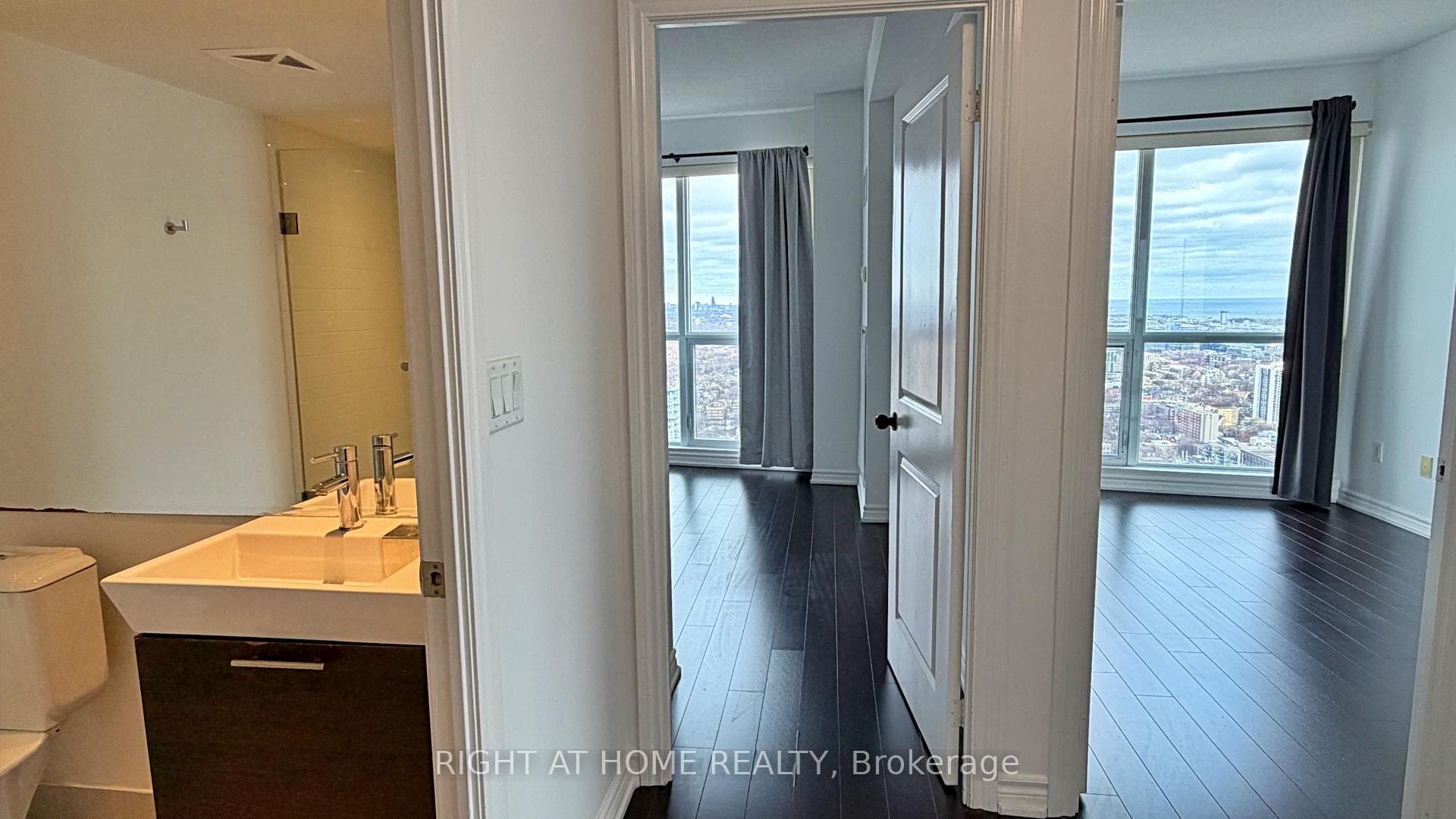 386 Yonge Street Unit 4207 photo 9