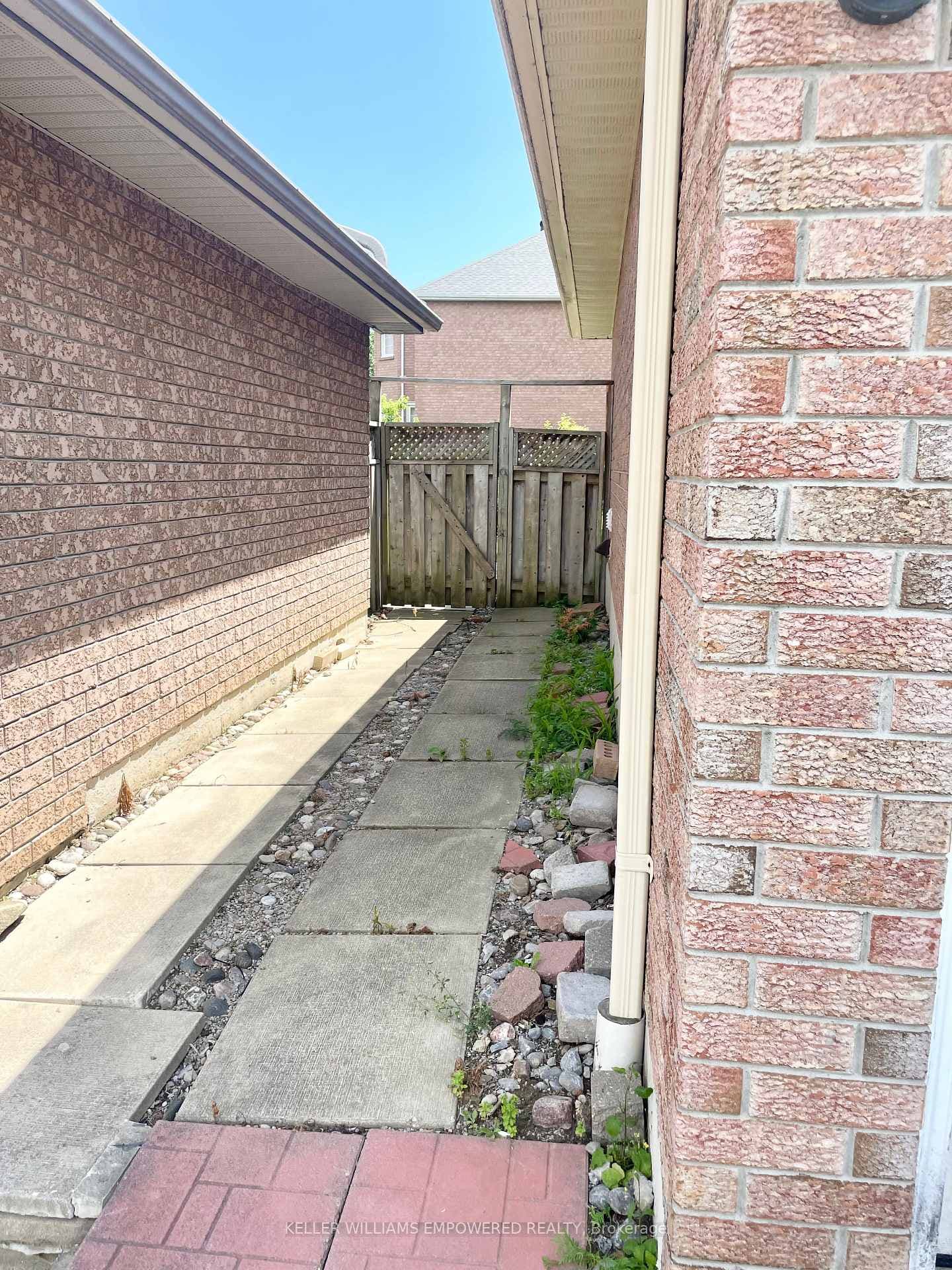 1 John Graham Court photo 2