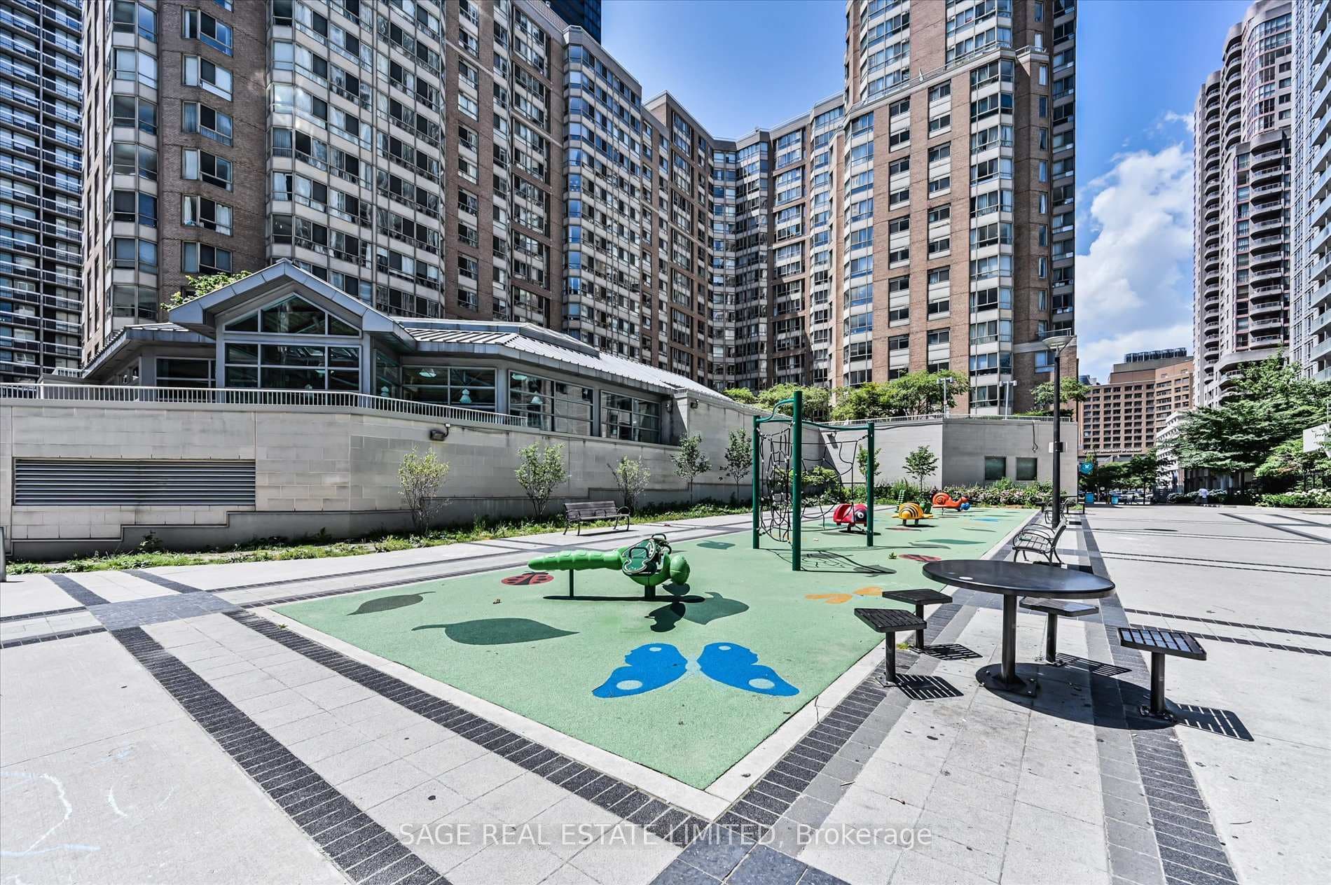 388 Yonge Street Unit 6814 photo 23