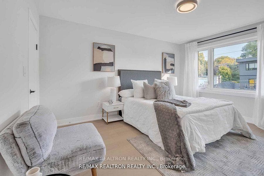 254 Hastings Avenue photo 17
