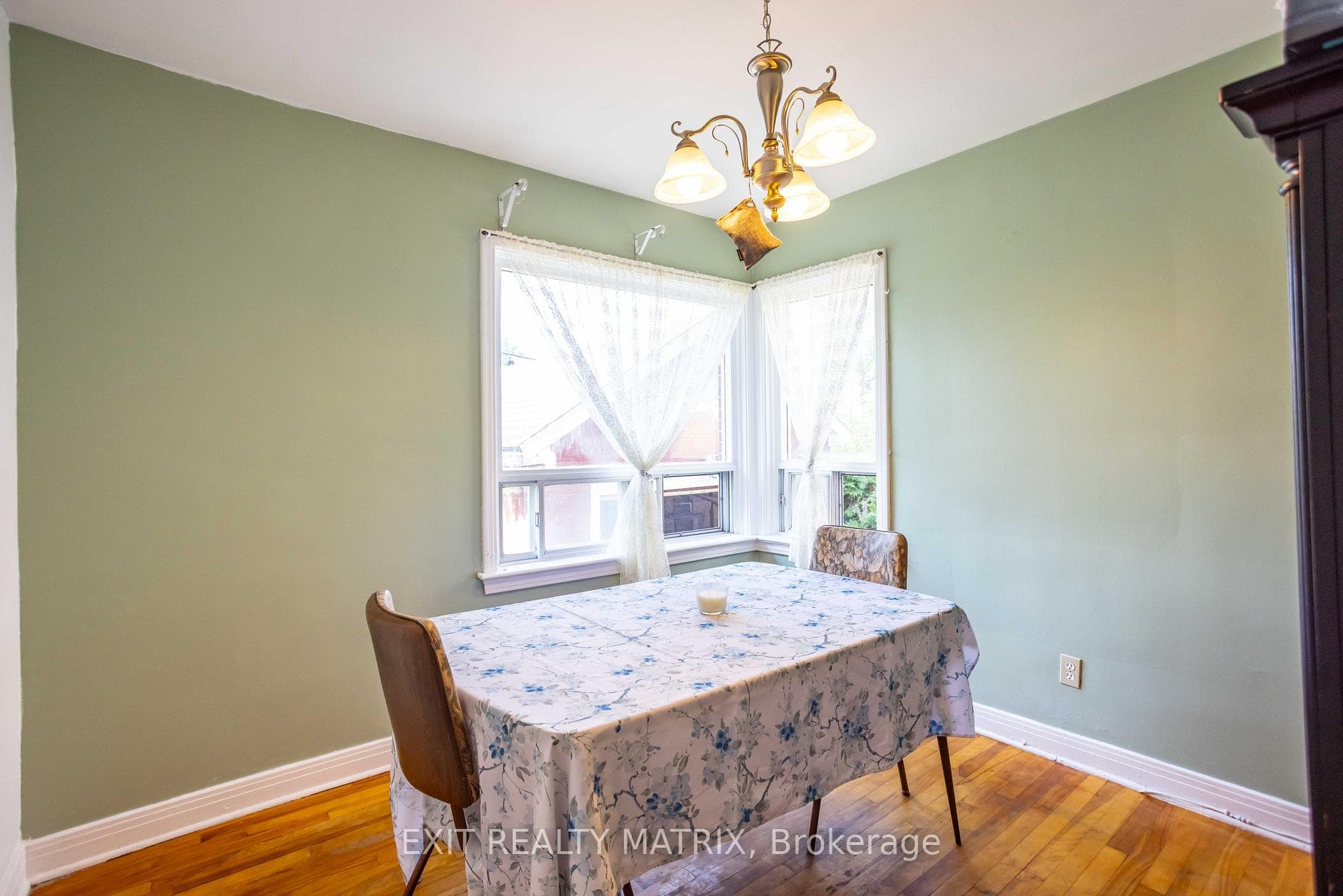 552 Dunbrack Street photo 9