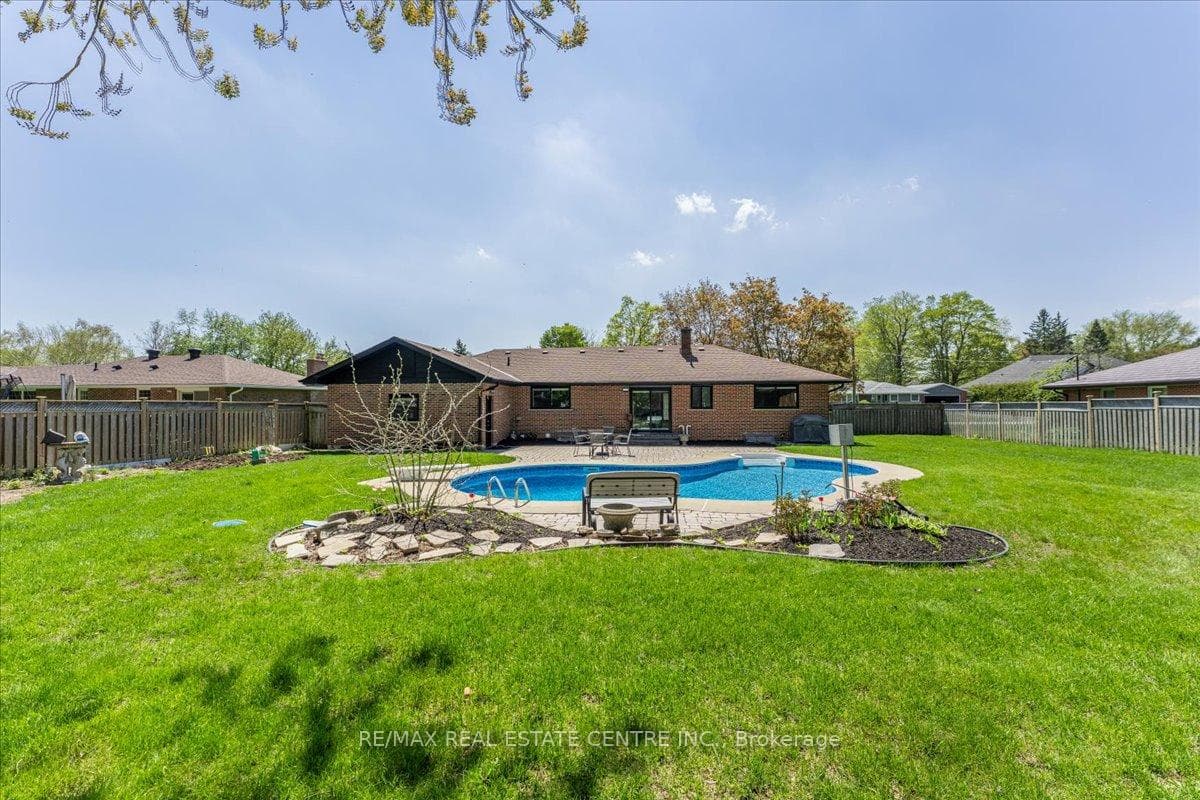 6 Maple Grove Road photo 39
