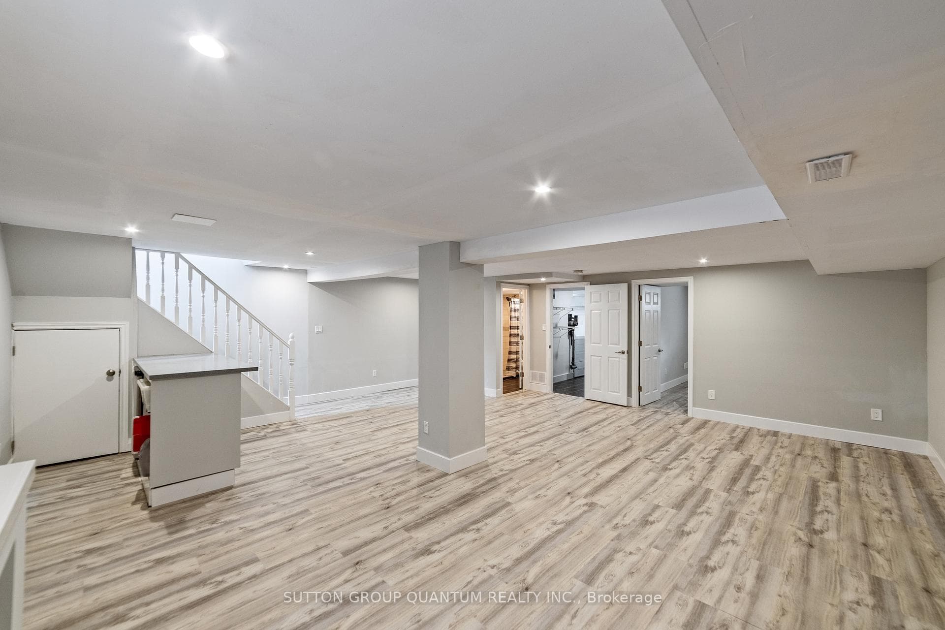 407 Queen Mary Drive photo 26