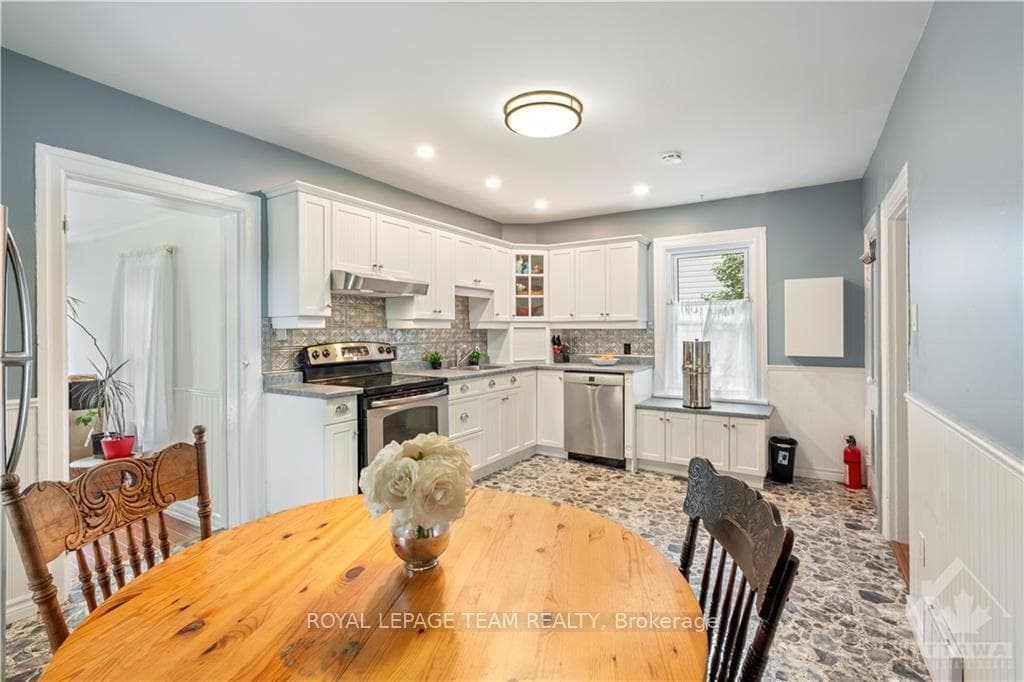 488 CLARENCE Street photo 13
