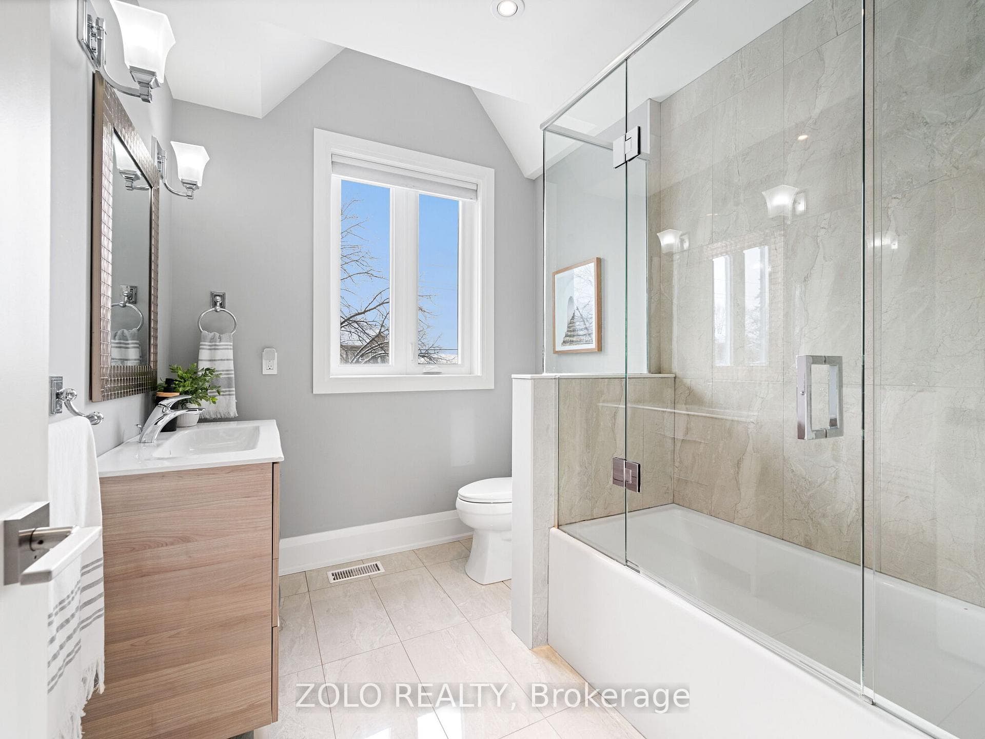 Stunning Upper Floor Bathroom