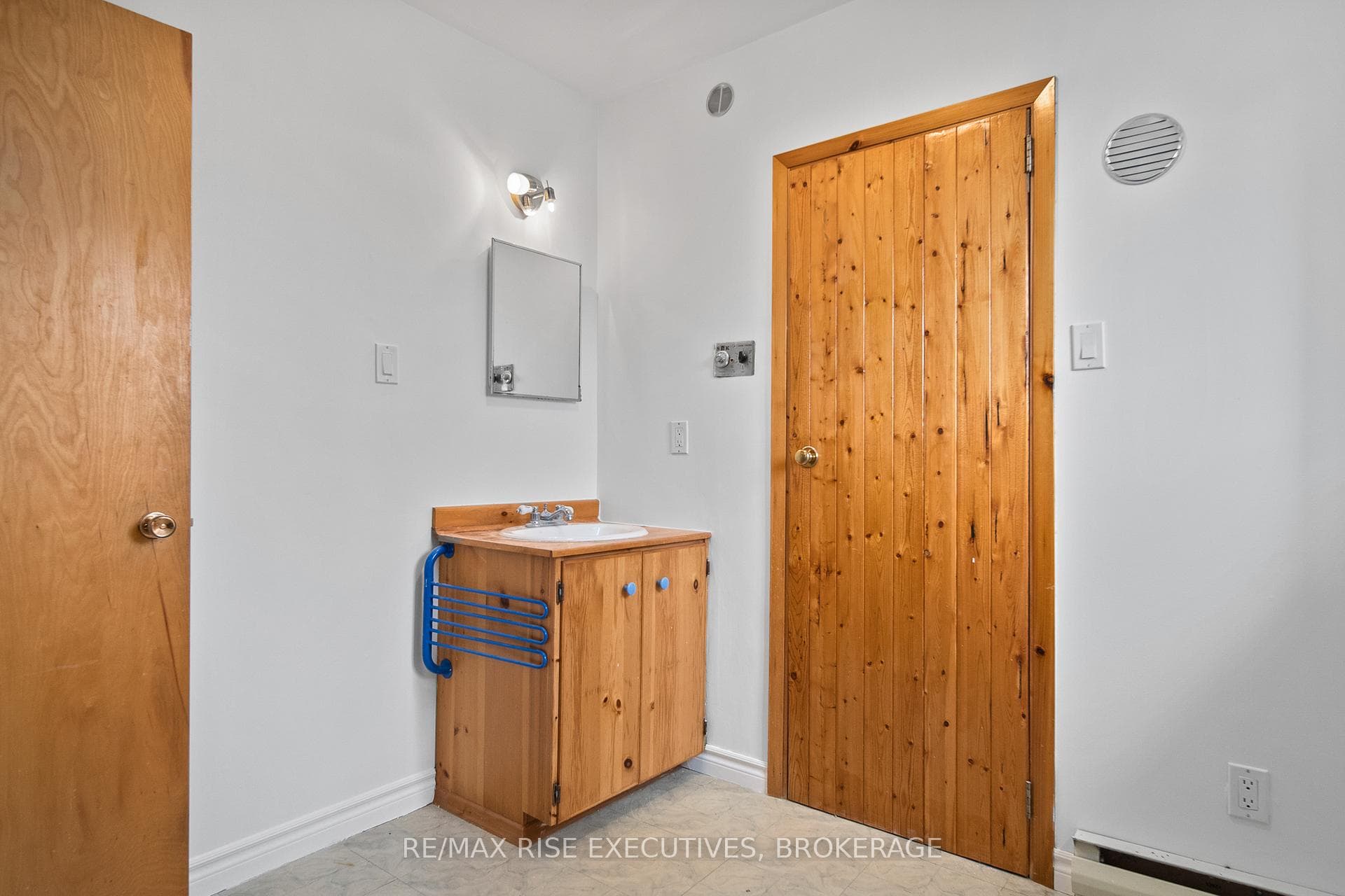 2336 Battersea Road photo 20