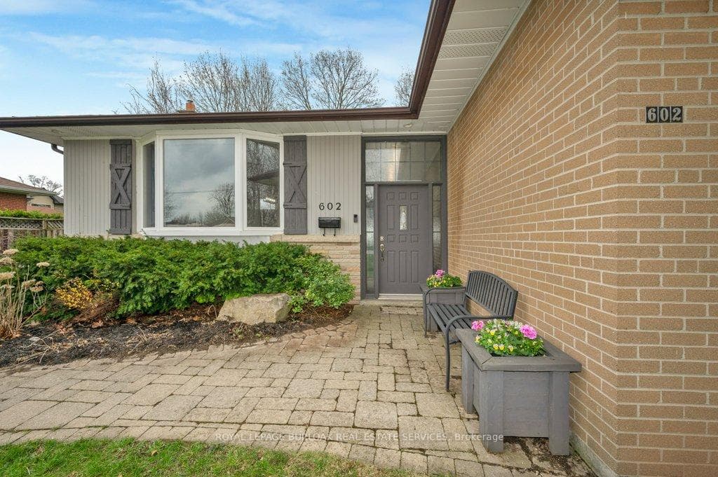 602 Stephens Crescent photo 2
