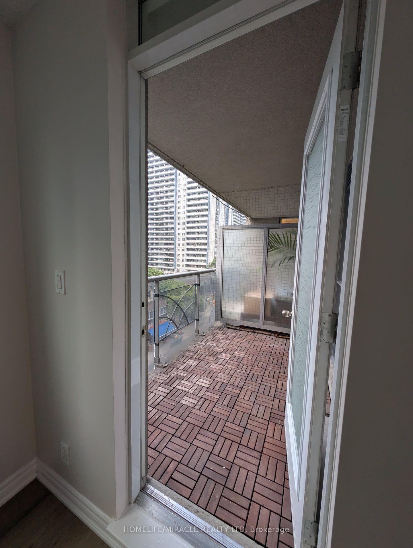 225 Wellesley Street Unit 607 photo 12