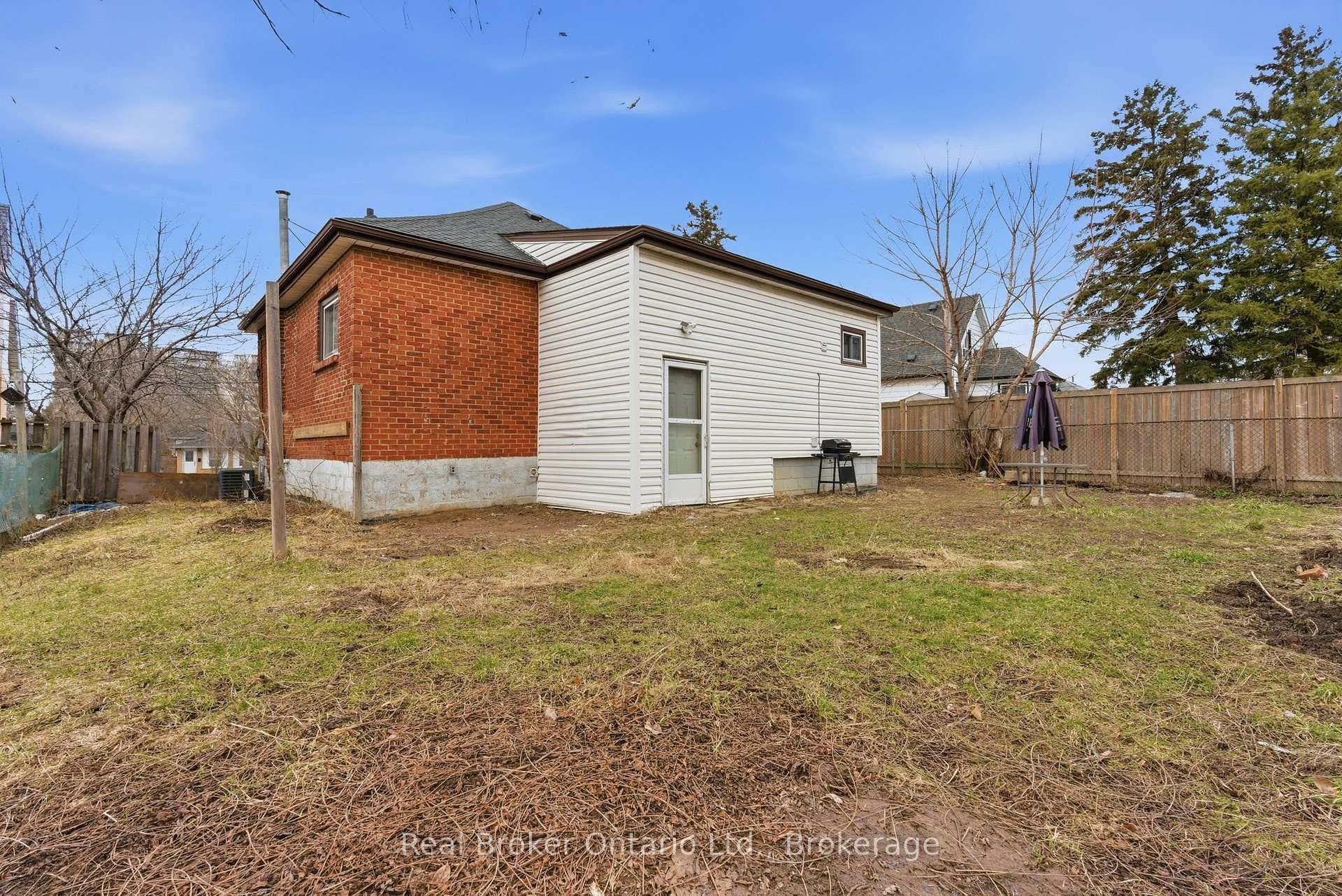 880 LAWRENCE Road photo 42