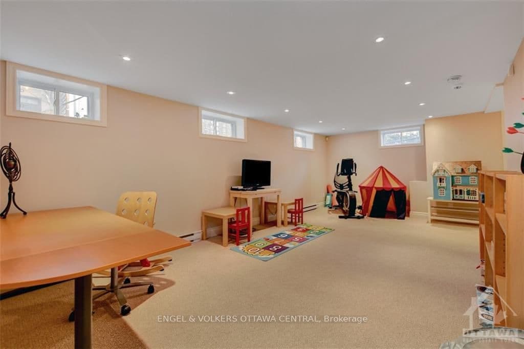 131 KEEFER Street photo 28