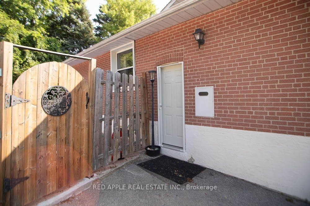 126 LONGFORD Drive photo 2