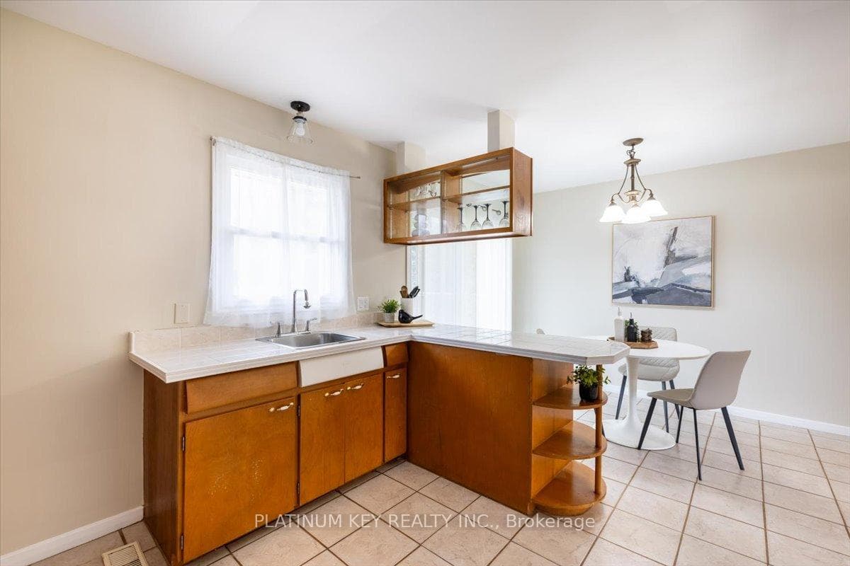 196 Mckellar Street photo 9