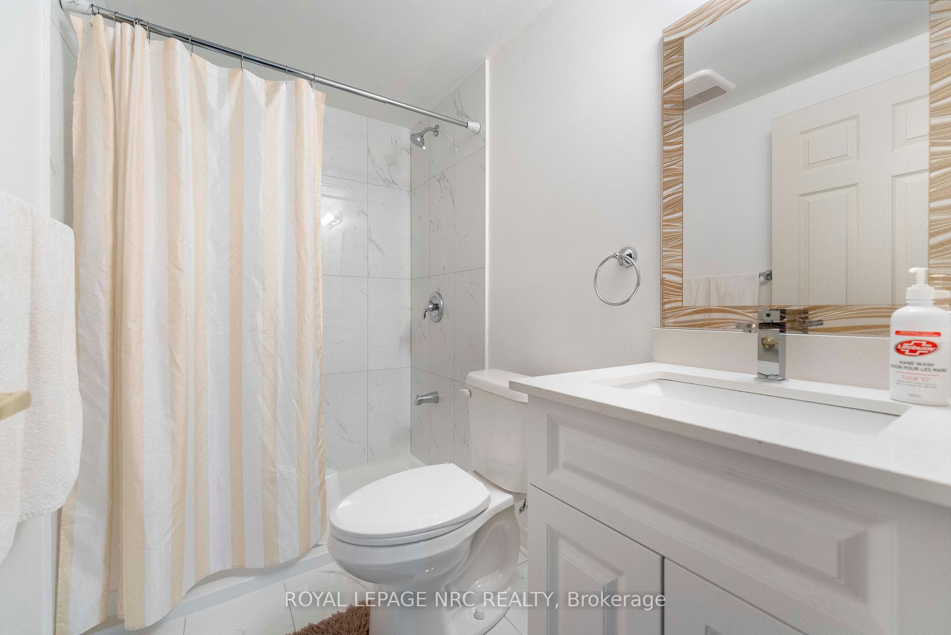 12 Swan Avenue photo 41