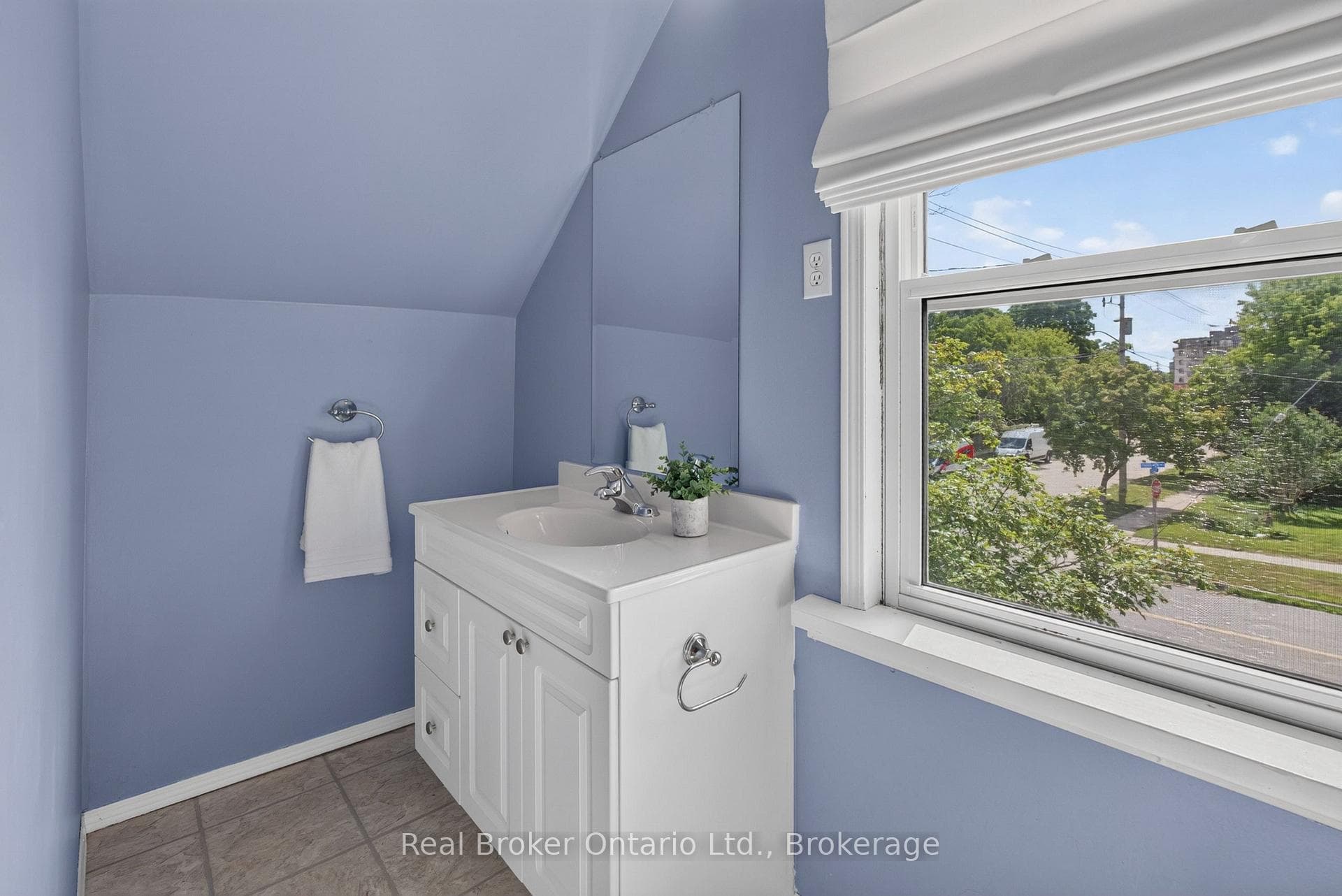 2 Herlan Avenue photo 29