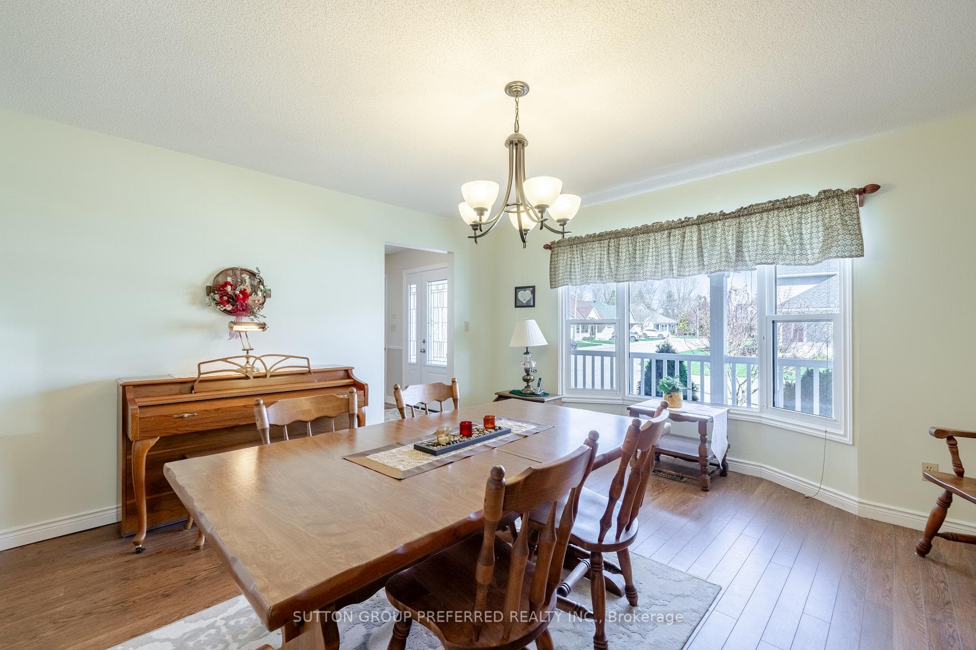 31 Hawkins Crescent photo 8