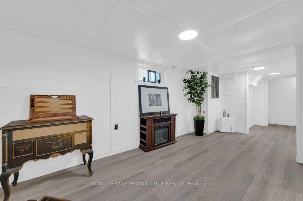 300 Dufferin Avenue photo 31