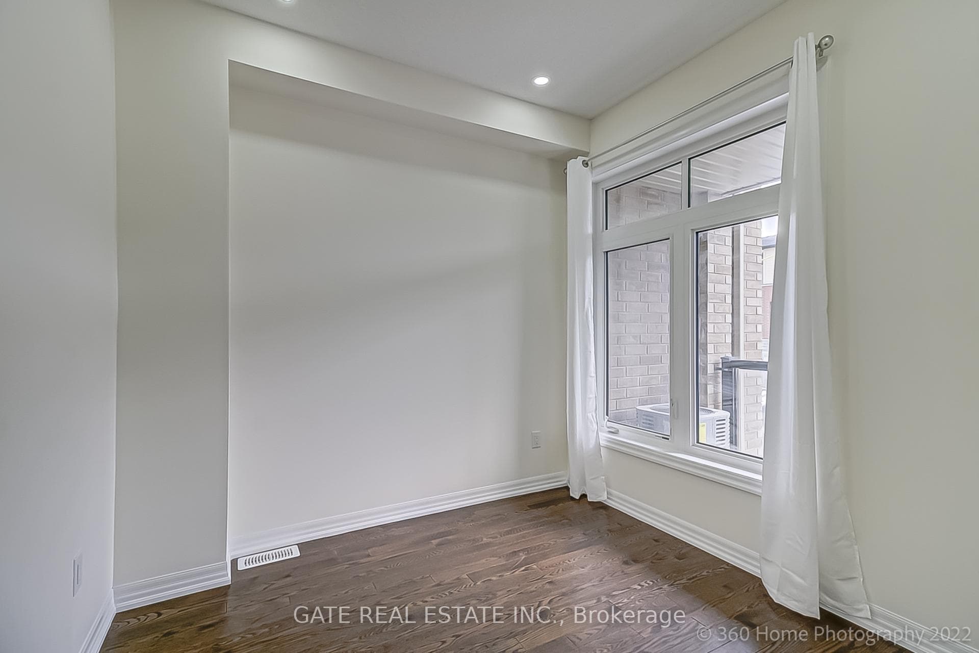 210 Vivant Street photo 9