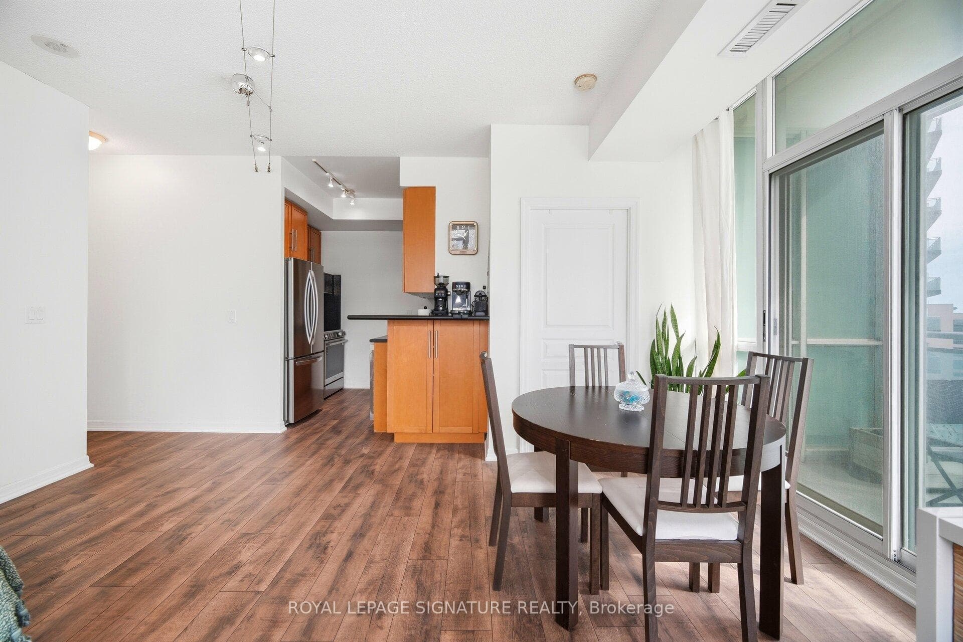 220 Burnhamthorpe Road Unit 1507 photo 10