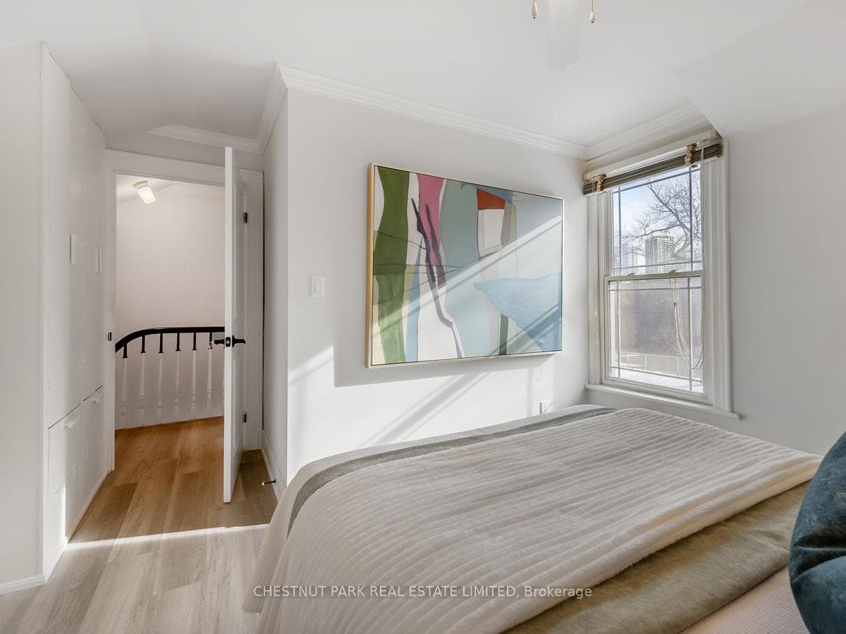 318 Carlton Street photo 12