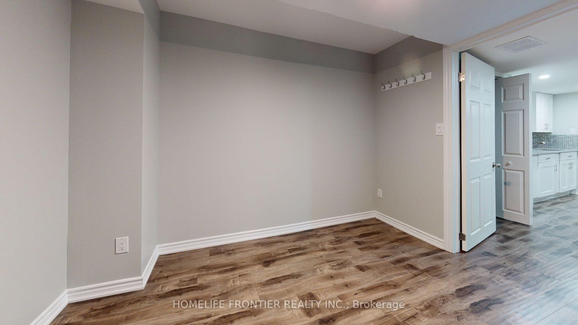 53 Frontenac Crescent photo 33