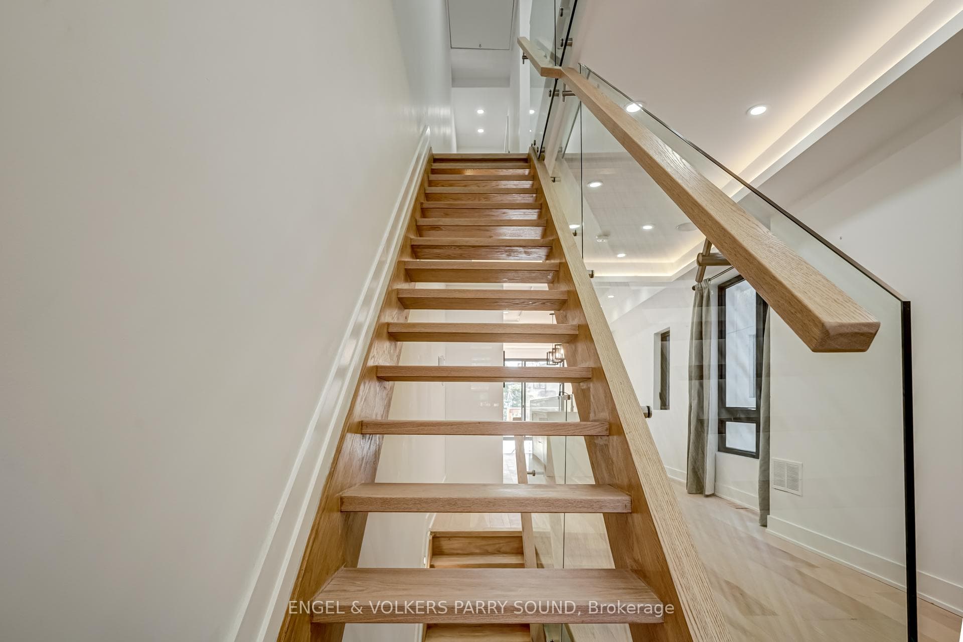 230 Willow Avenue photo 9