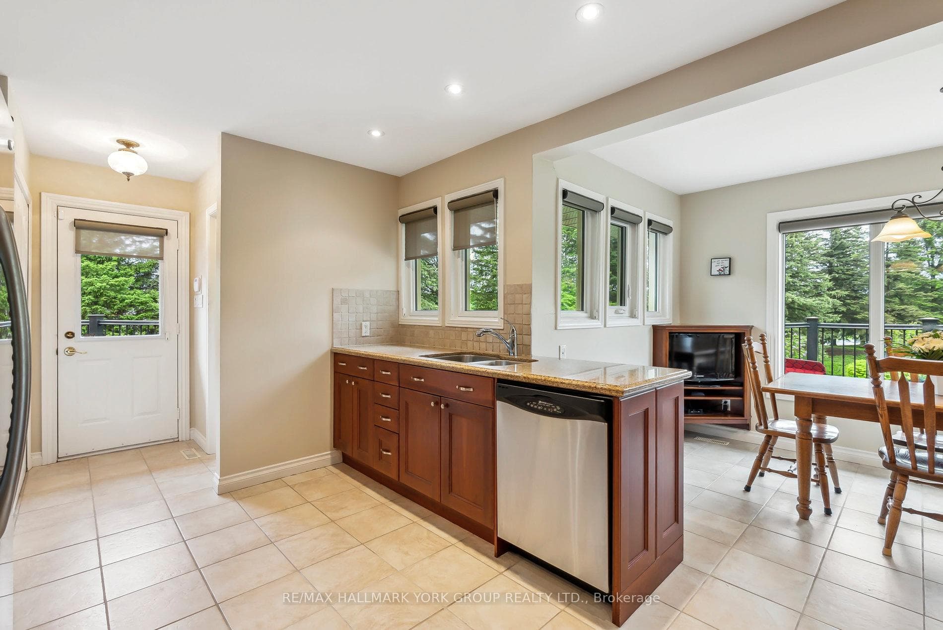 1 Kingscross Drive photo 16