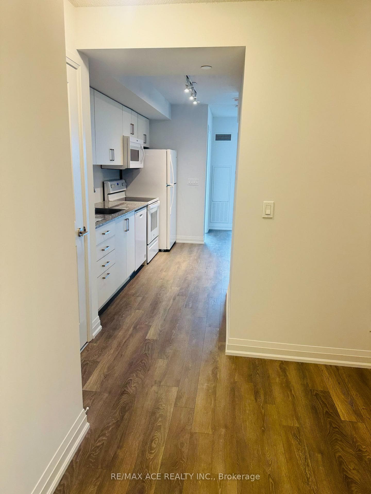 20 Meadowglen Place Unit 1102 photo 3