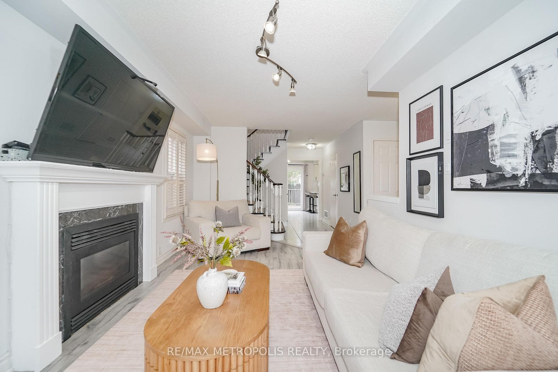 646 Walpole Crescent photo 6