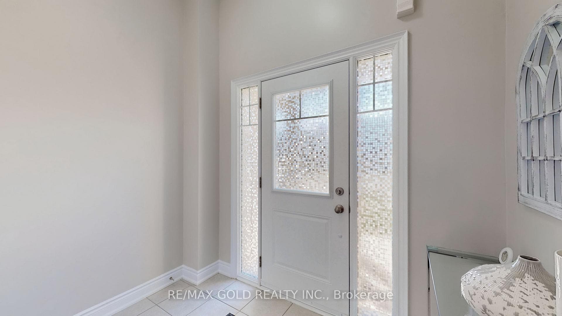 16 Arnold Crescent photo 3