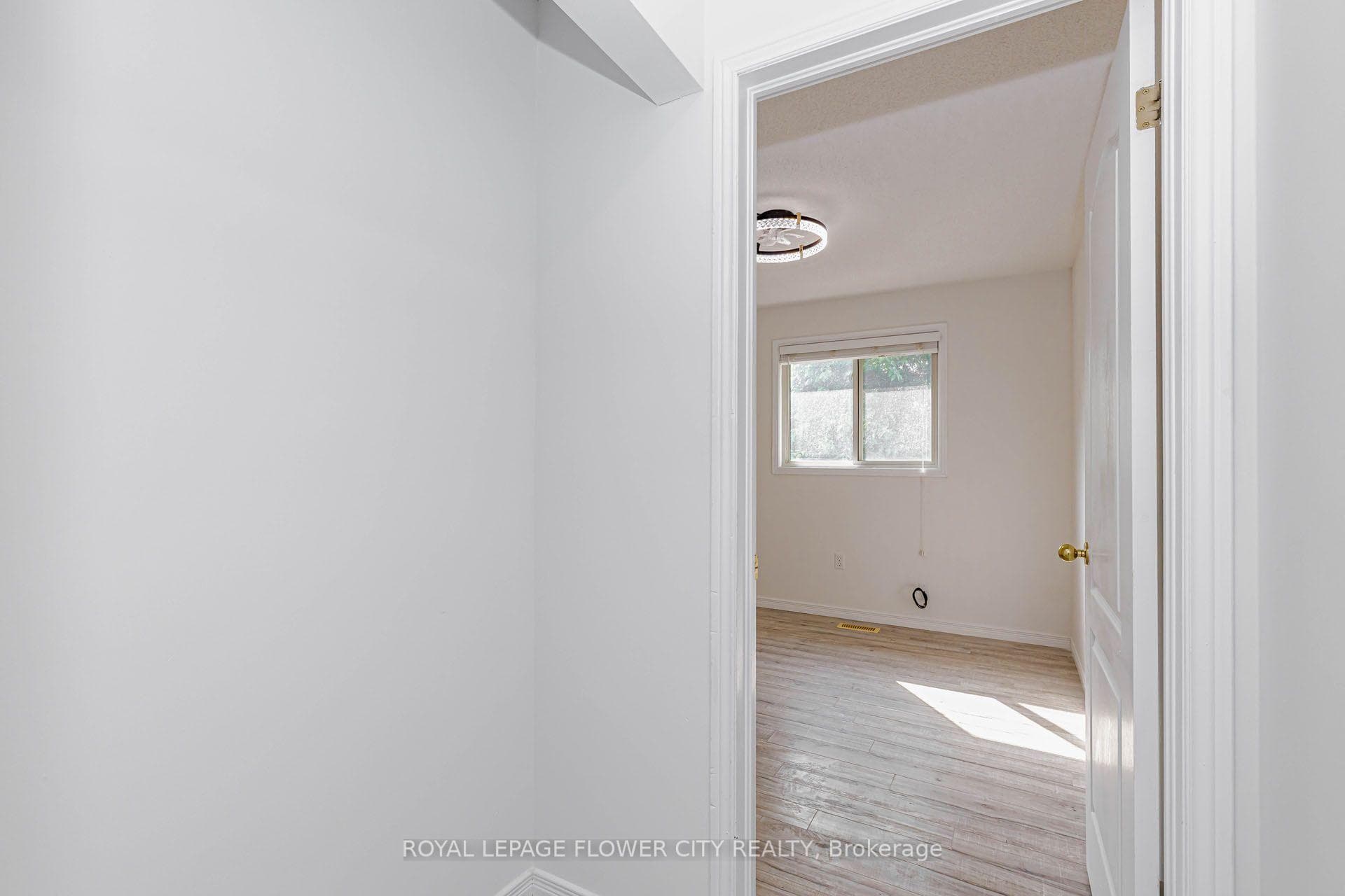 47 QUEENSWAY Drive photo 27