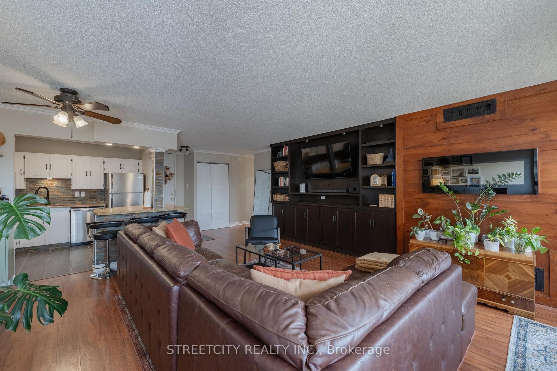 389 Dundas Street Unit 305 photo 4