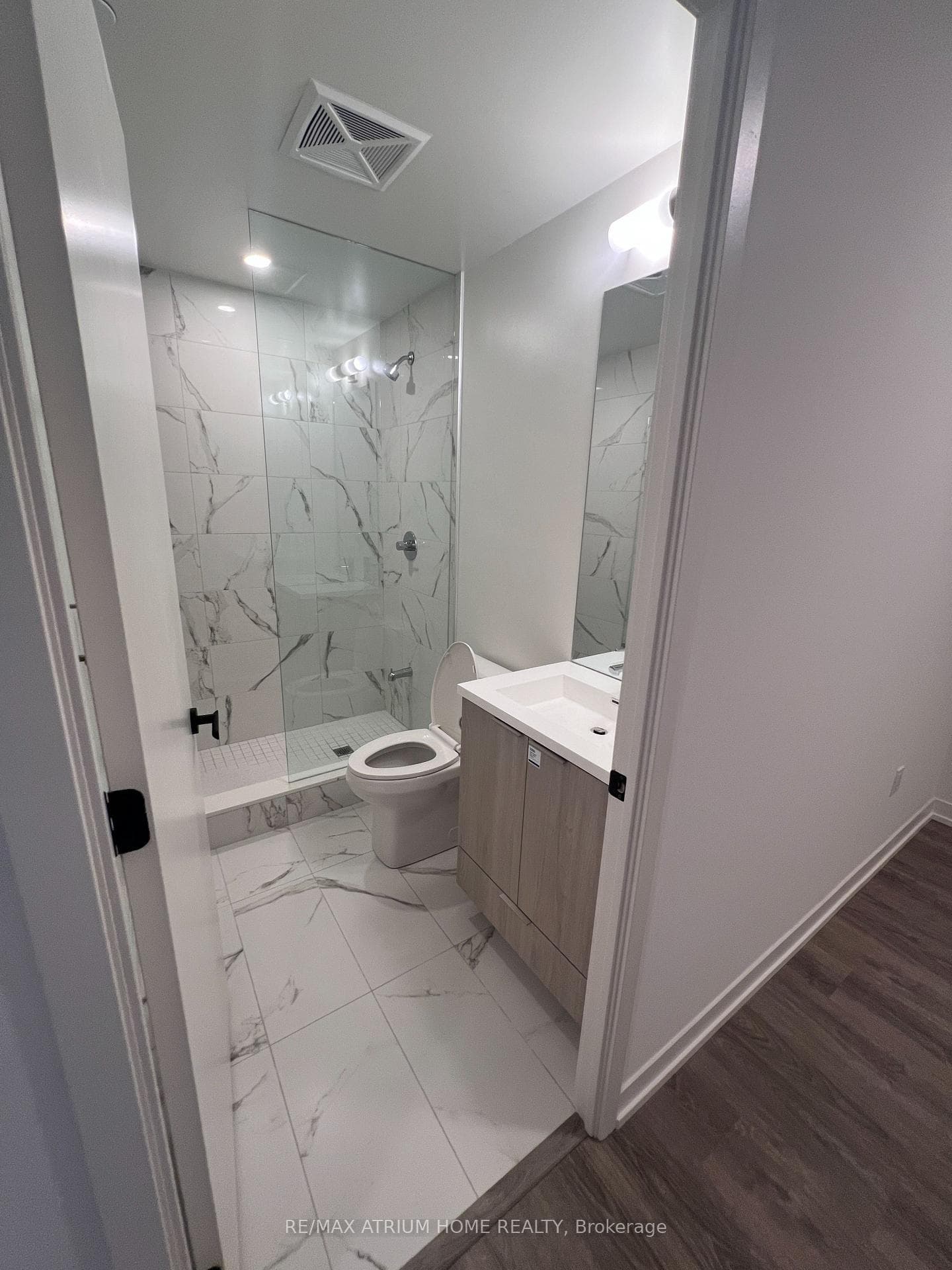 8 INTERCHANGE Way Unit 1907 photo 10