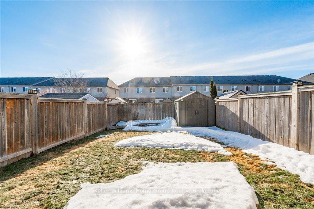 202 Couling Crescent photo 36