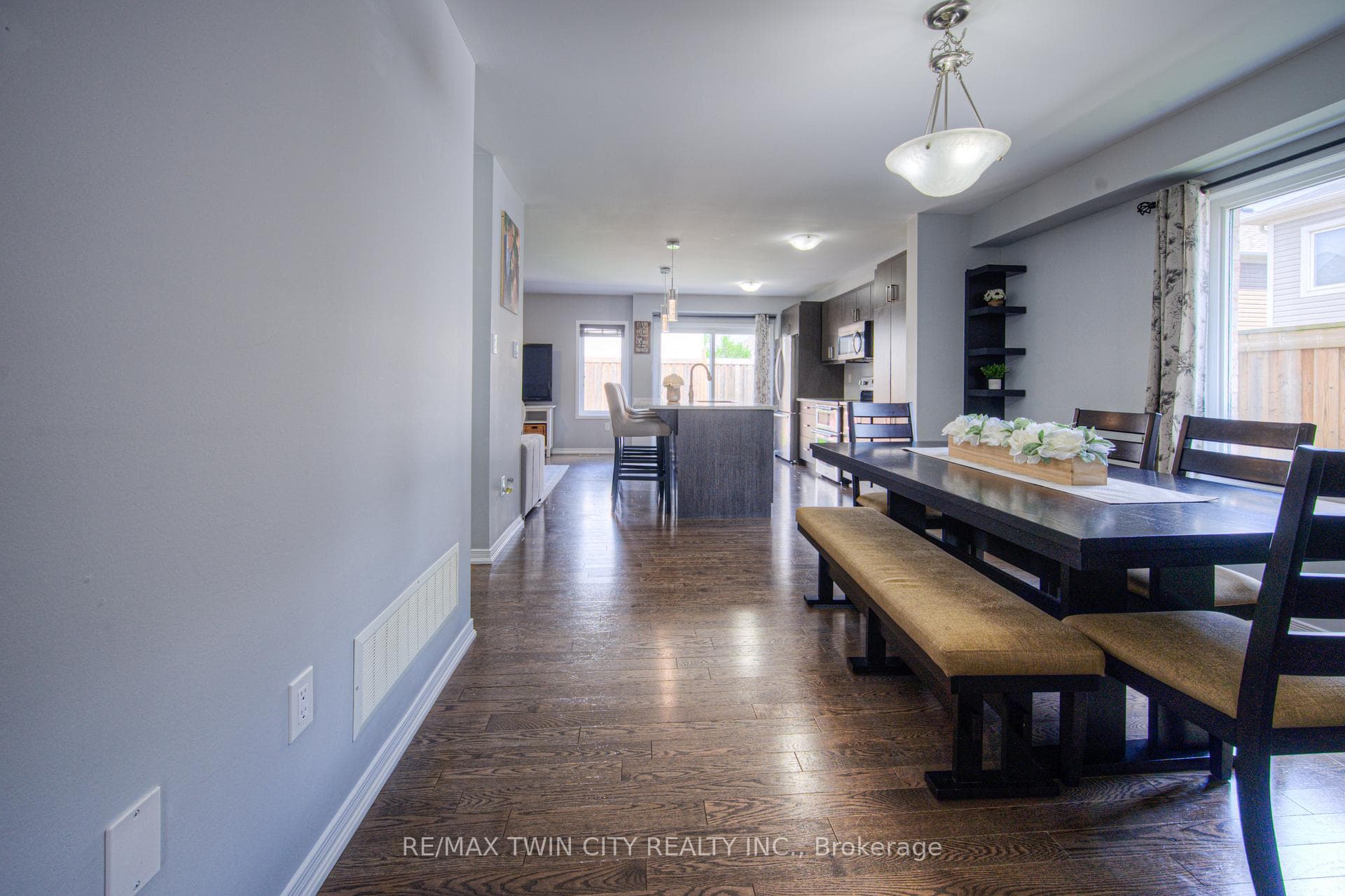 242 Pineglen Crescent photo 3