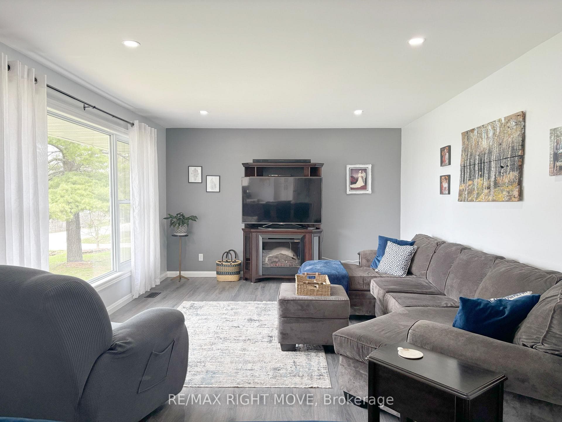 Livingroom w large picture window