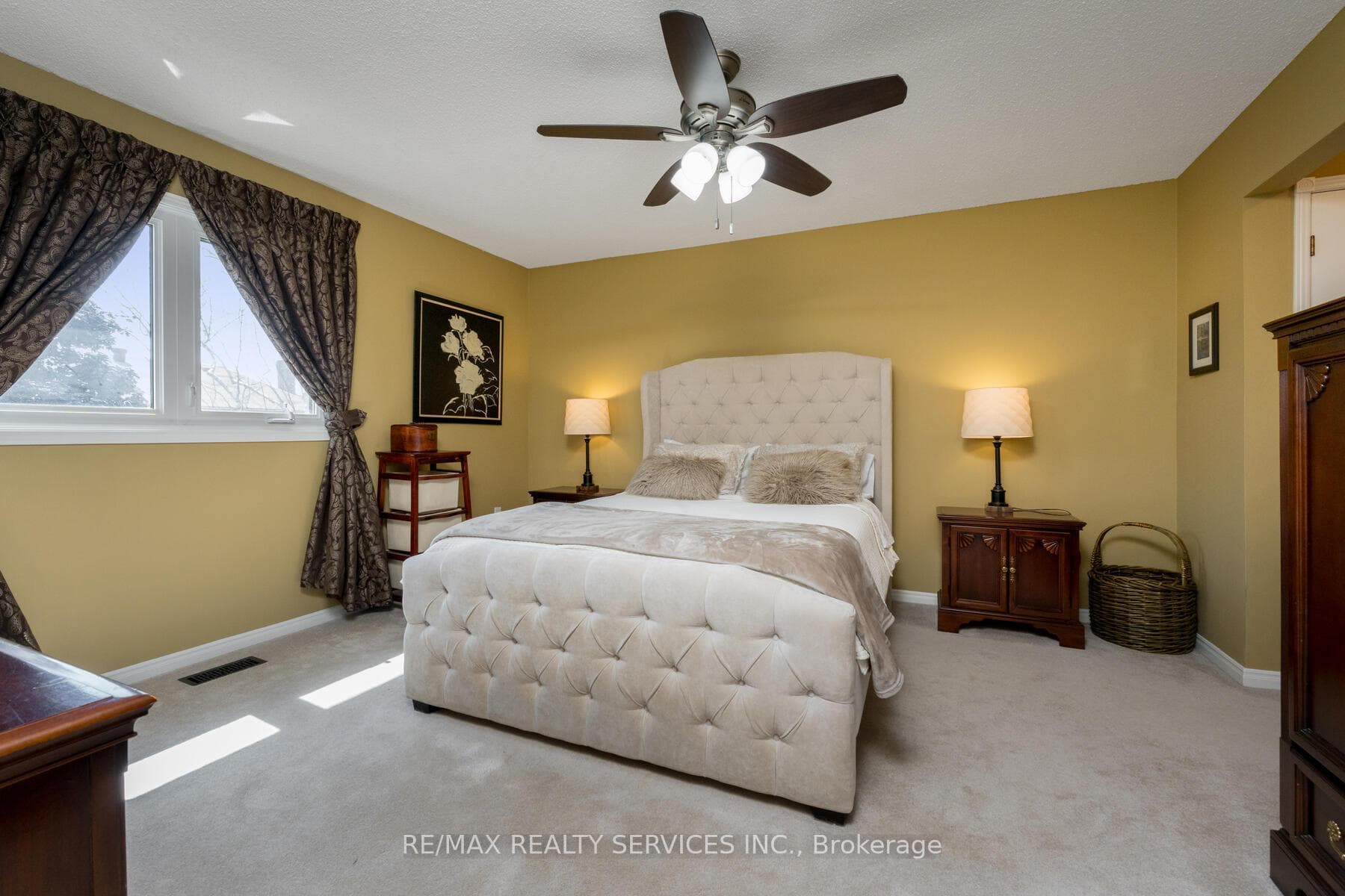46 Hall Crescent photo 21