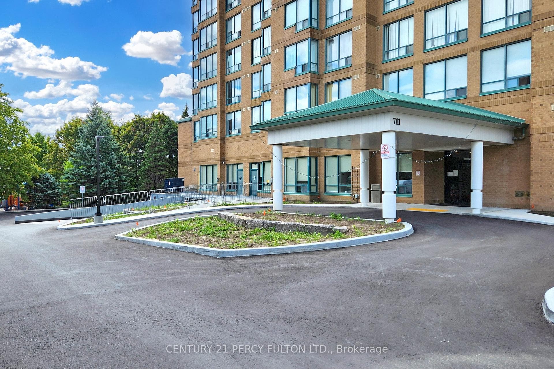 711 Rossland Road Unit 814 photo 3