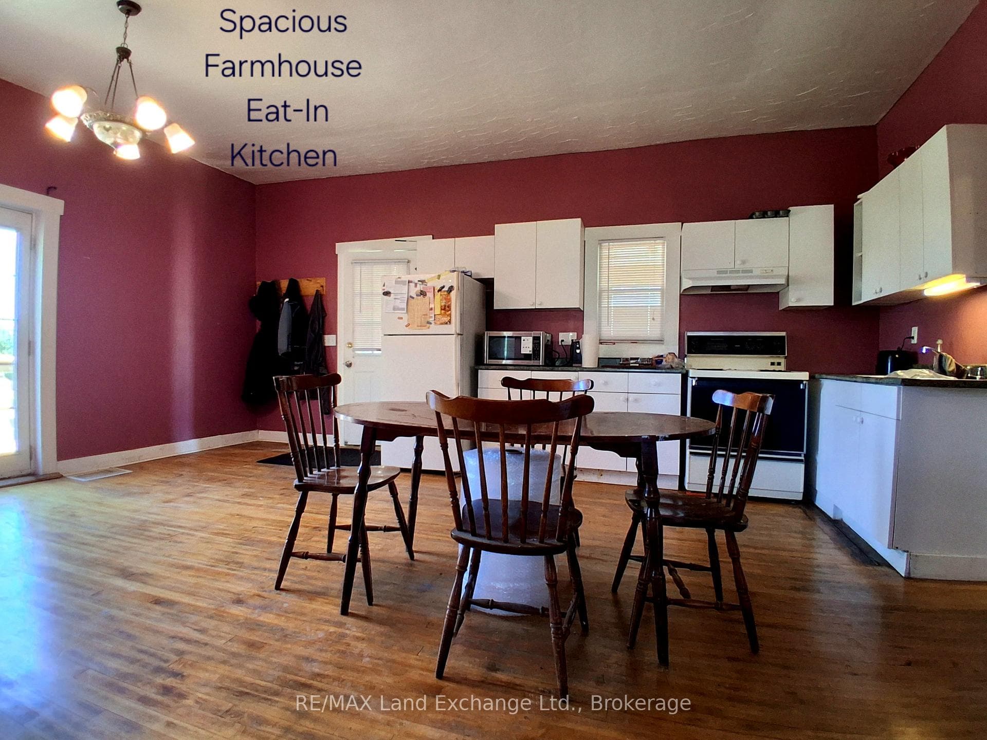 eat-in kitchen