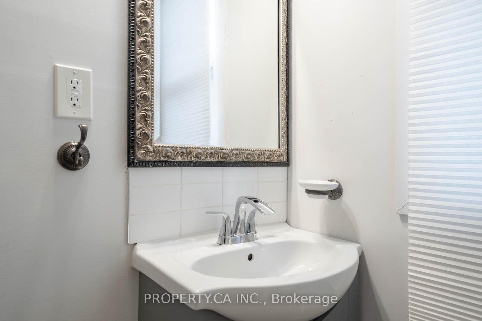 680 Coxwell Avenue photo 14